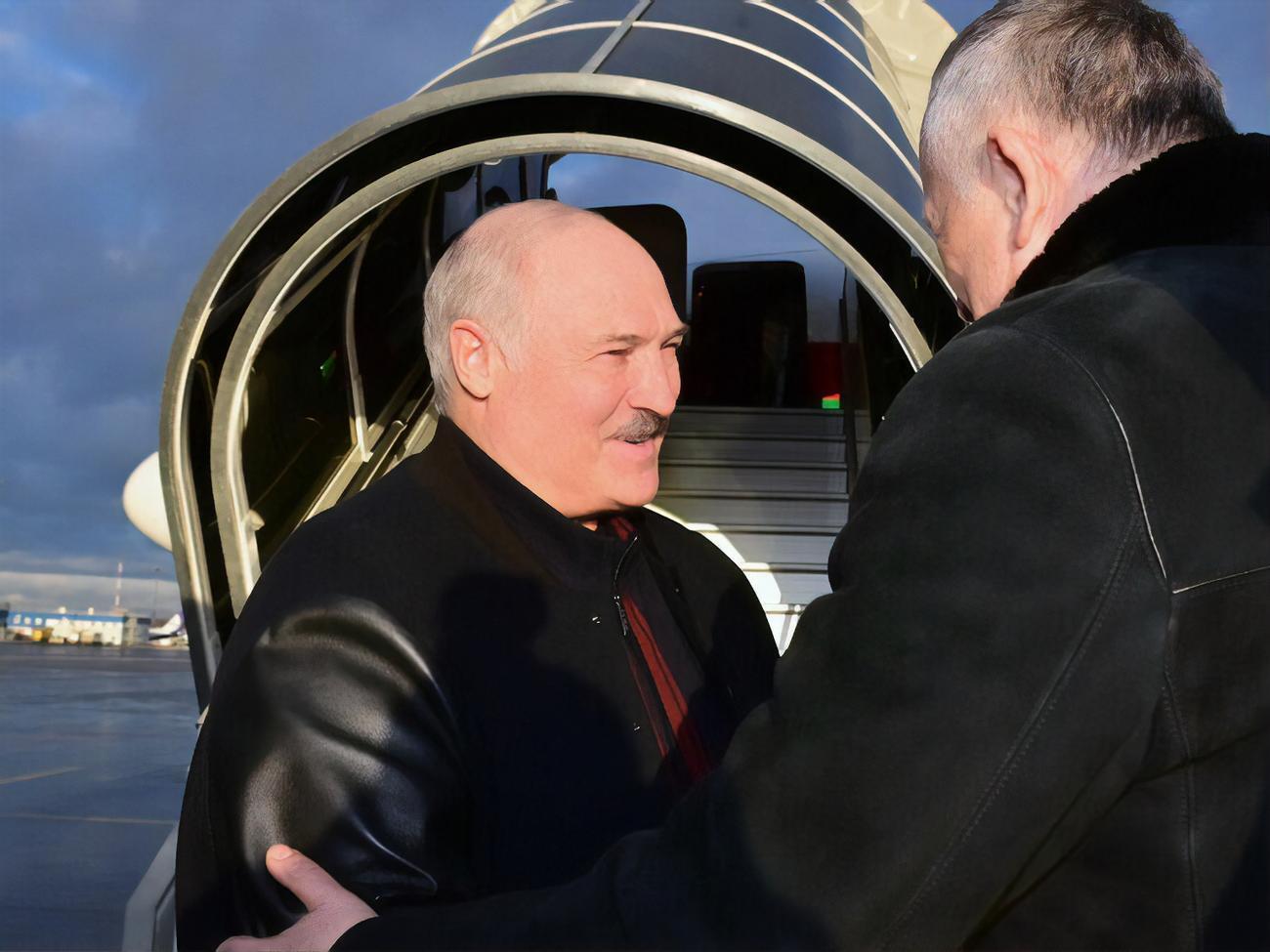 Лукашенко прилетел в Санкт-Петербург для участия в неформальном саммите СНГ