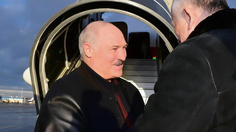Лукашенко прилетел в Санкт-Петербург для участия в неформальном саммите СНГ