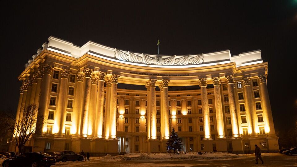 Призначення на посаду послів некадрових дипломатів є звичайною міжнародною практикою, зазначили у МЗС України