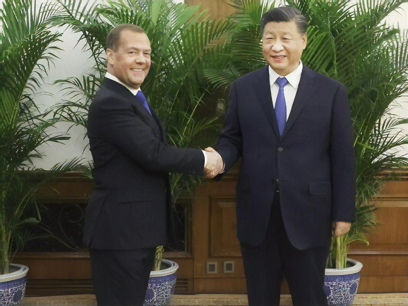 За підсумками зустрічі Медведєва та Сі в релізі є "чіткий абзац" про Україну, там немає ні слова про те, що Китай підтримує війну Росії проти України, зазначив Яценюк