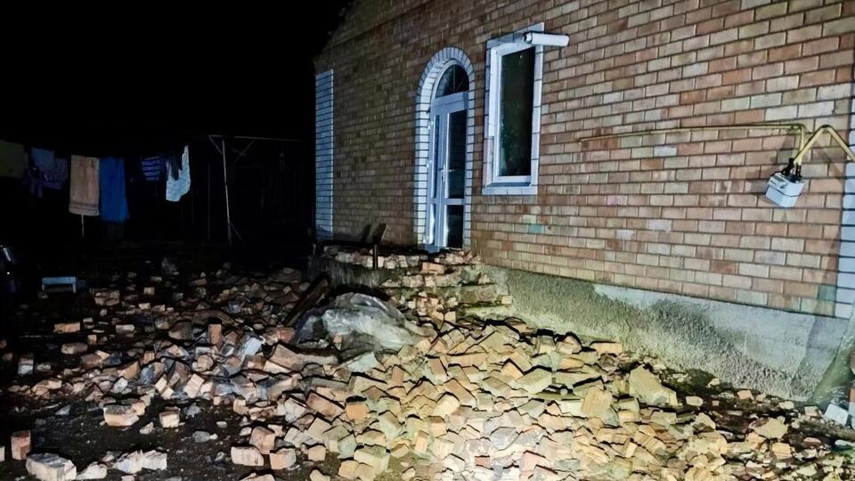 В Никополе в результате обстрелов повреждено несколько частных домов и хозяйственных построек