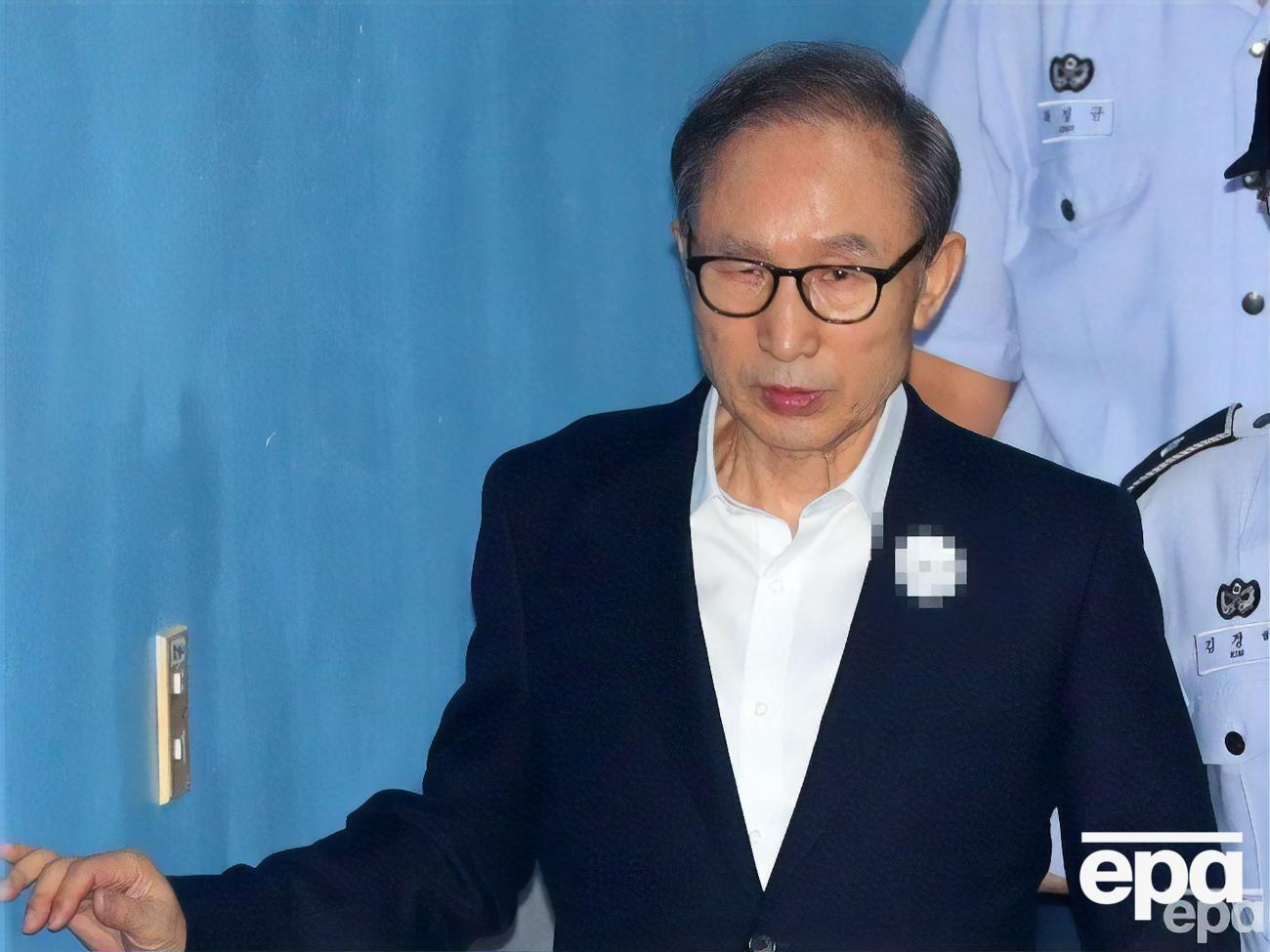 Лі Мен Бак відбував 17-річний строк ув'язнення за отримання хабарів у розмірі $10 млн і розтрату держкоштів