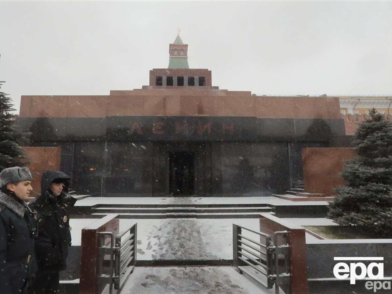 Яценюк предположил, что в РФ хотят расширить мавзолей и "чтобы вся Россия ходила смотреть на трупы на Красной площади"