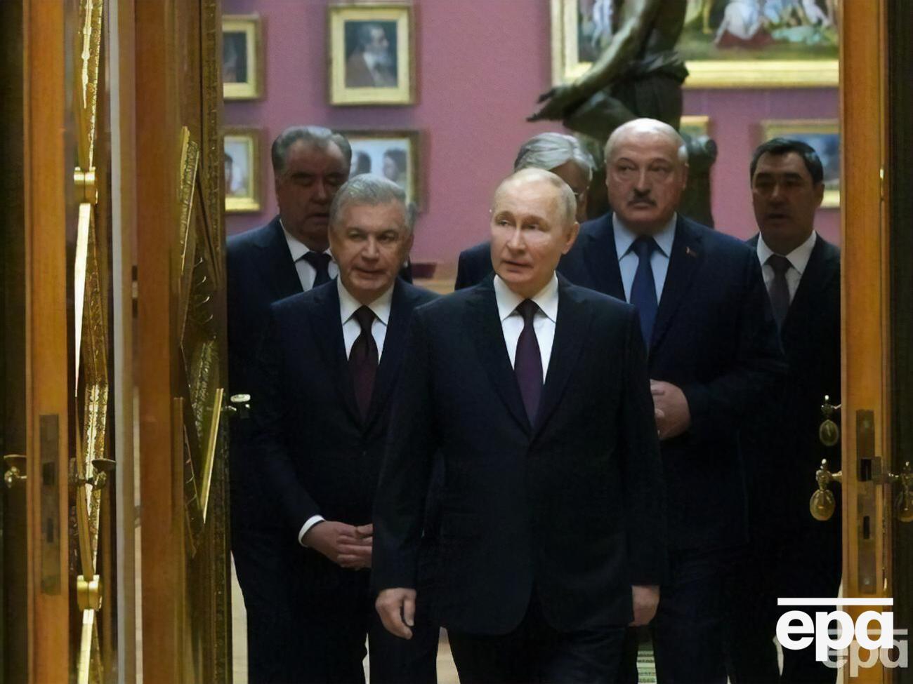 Участники саммита СНГ (в основном Путин) стали героями мемов из-за вручения им подарков&nbsp;&ndash; золотых колец