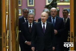 Учасники саміту СНД (переважно Путін) стали героями мемів через вручення їм подарунків – золотих перснів