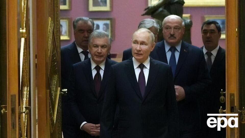 Участники саммита СНГ (в основном Путин) стали героями мемов из-за вручения им подарков – золотых колец