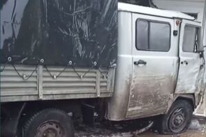 Российские военные на остановке в оккупированном Мариуполе выехали на тротуар и сбили пенсионера-инвалида, разрушив киоск, сообщается в Telegram-канале "Маріуполь.Спротив"