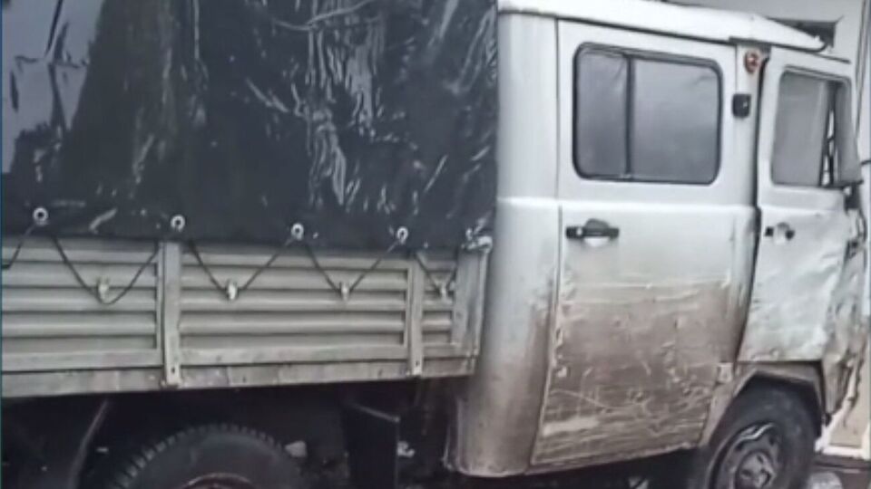 Російські військові на зупинці в окупованому Маріуполі виїхали на тротуар і збили пенсіонера-інваліда, зруйнувавши кіоск, повідомляють у Telegram-каналі "Маріуполь.Спротив"