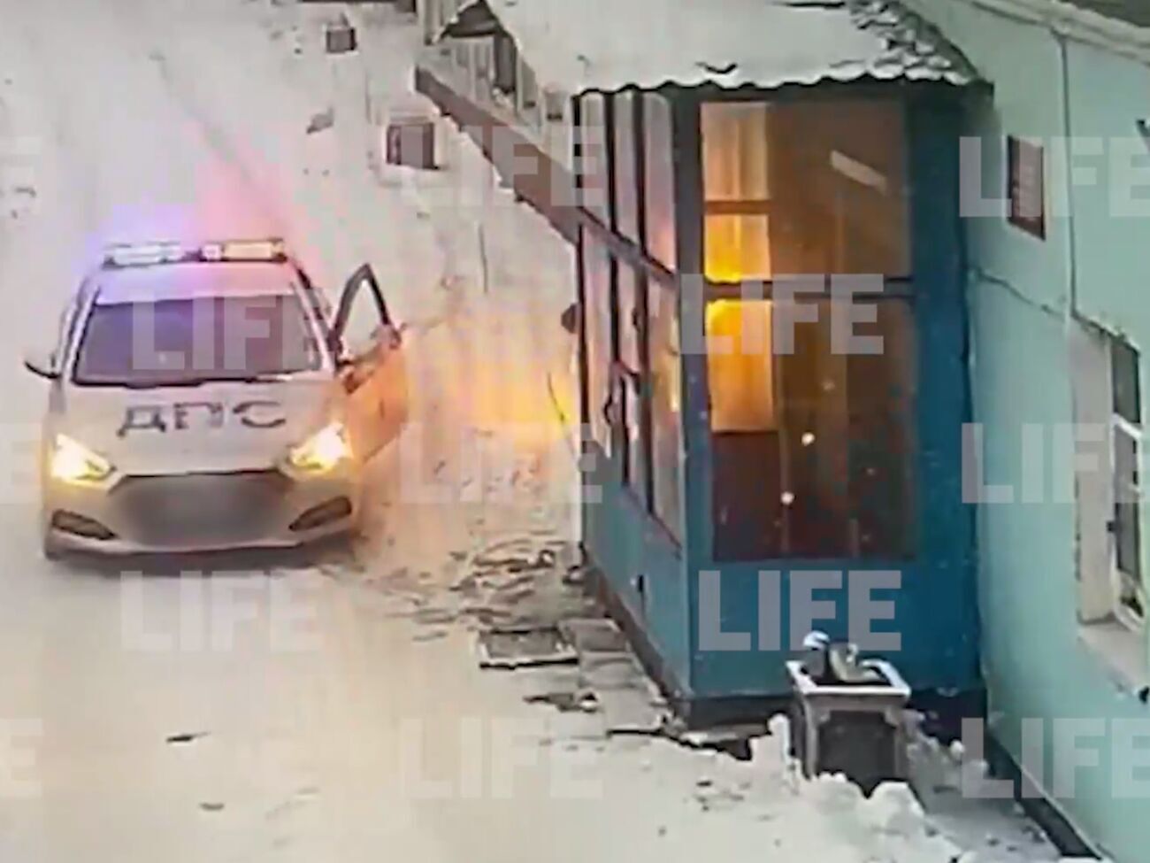 70-летний мужчина в Подольске намочил тряпку в канистре бензина, поджег ее и положил на окно военкомата, сообщили СМИ