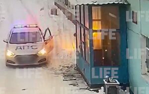 70-летний мужчина в Подольске намочил тряпку в канистре бензина, поджег ее и положил на окно военкомата, сообщили СМИ