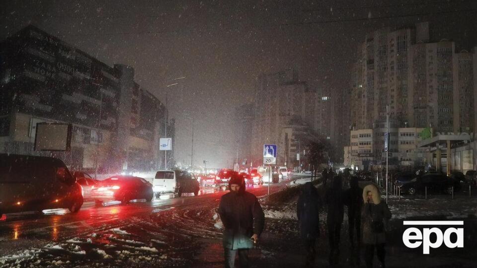 В Украине начали вводить временные отключения света из-за обстрелов Россией энергообъектов страны