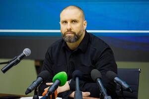 Синєгубов повідомив, що поранений чоловік перебуває у стані середньої тяжкості