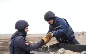 Саперы отрабатывают, в частности, навыки изъятия и ликвидации взрывоопасных предметов