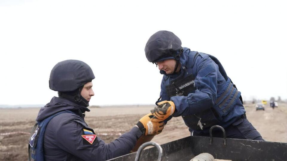 Саперы отрабатывают, в частности, навыки изъятия и ликвидации взрывоопасных предметов