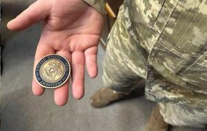 Байден вручил Зеленскому две командные монеты: одну – для капитана, другую – для президента Украины, сообщили в Белом доме