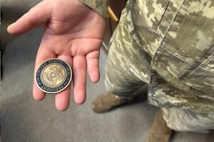 Байден вручив Зеленському дві командні монети: одну – для капітана, іншу – для президента України, повідомили в Білому домі