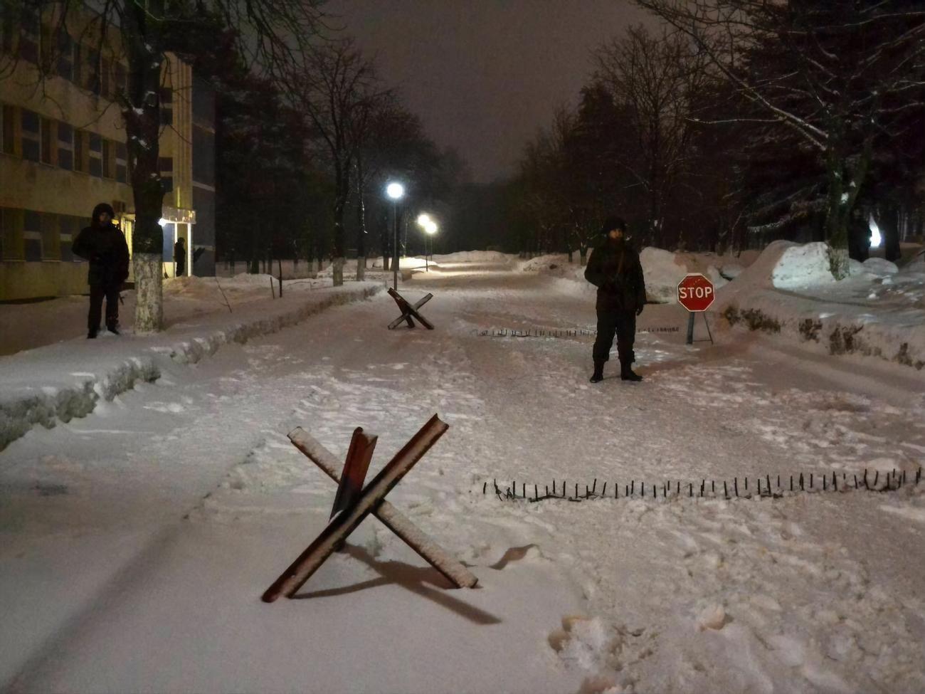 На фото із Мінська &ndash; протитанкові їжаки на вулицях, люди у військкоматах і навчання стрільбі