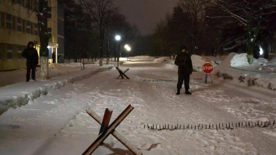 На фото із Мінська – протитанкові їжаки на вулицях, люди у військкоматах і навчання стрільбі