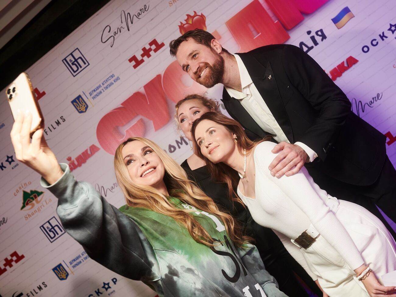 Сумская (слева) и Денисенко (в центре) посетили допремьерный показ фильма, в котором снялся Егоров (справа)