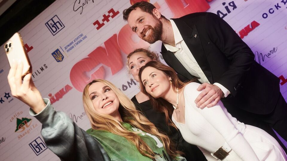 Сумська (ліворуч) і Денисенко (у центрі) відвідали допрем'єрний показ фільму, в якому знявся Єгоров (праворуч)