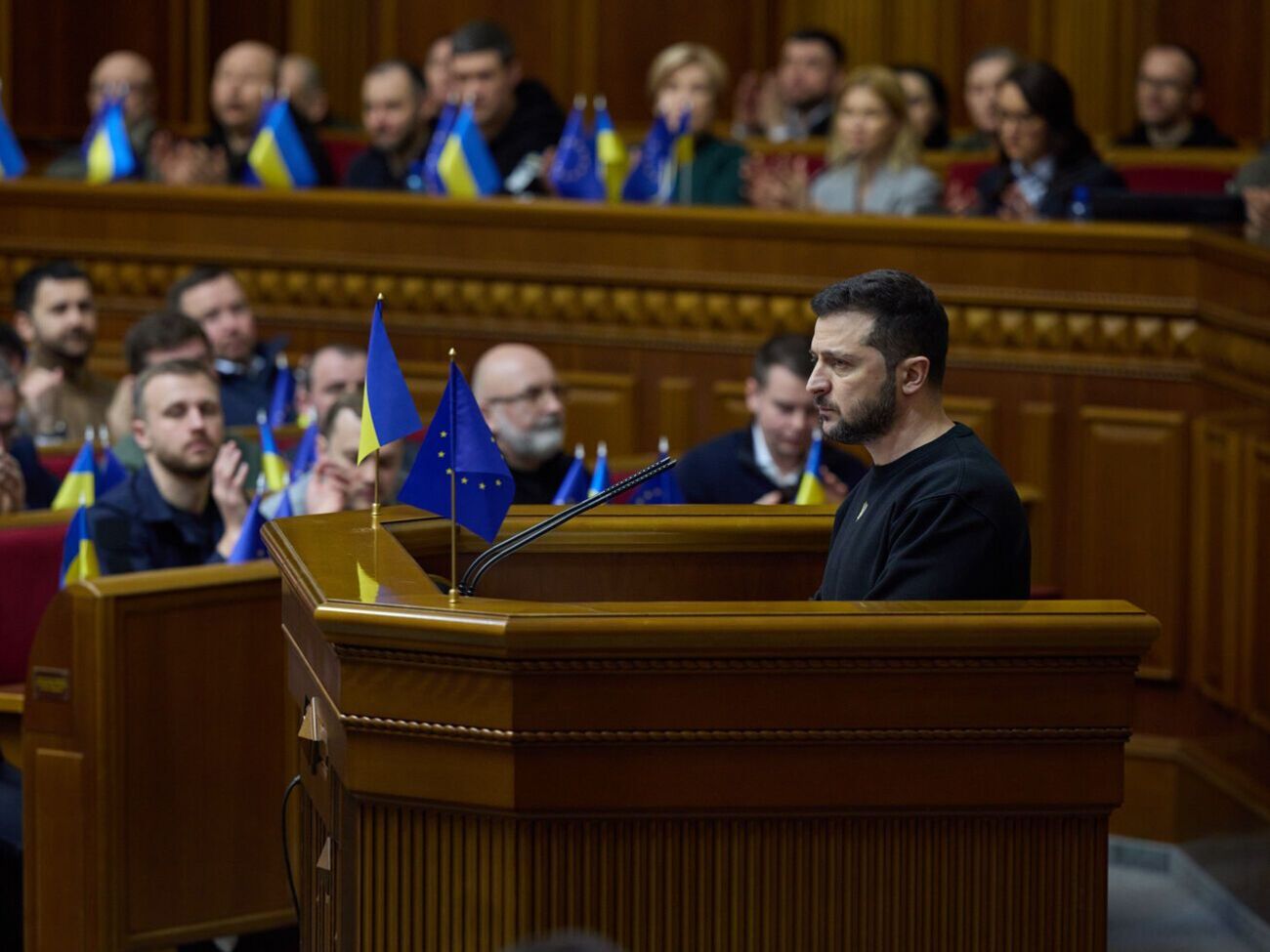 Інтенсивність бойових дій, "обсяг і жорстокість злочинів окупантів" спонукають не лише Україну, а й увесь світ оновлювати стандарти оборони, зазначив Зеленський