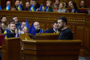 Интенсивность боевых действий, "объем и жестокость преступлений оккупантов" побуждают не только Украину, но и весь мир обновлять стандарты обороны, отметил Зеленский
