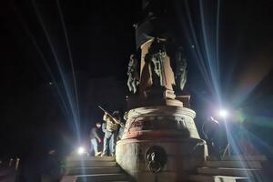 Памятник российской императрице убирают из центра Одессы