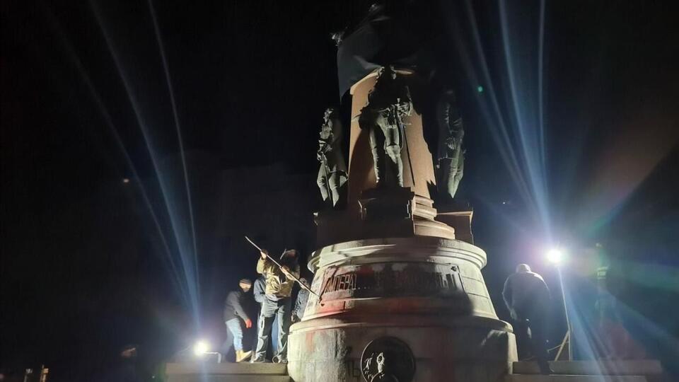 Пам'ятник російській імператриці прибирають із центру Одеси