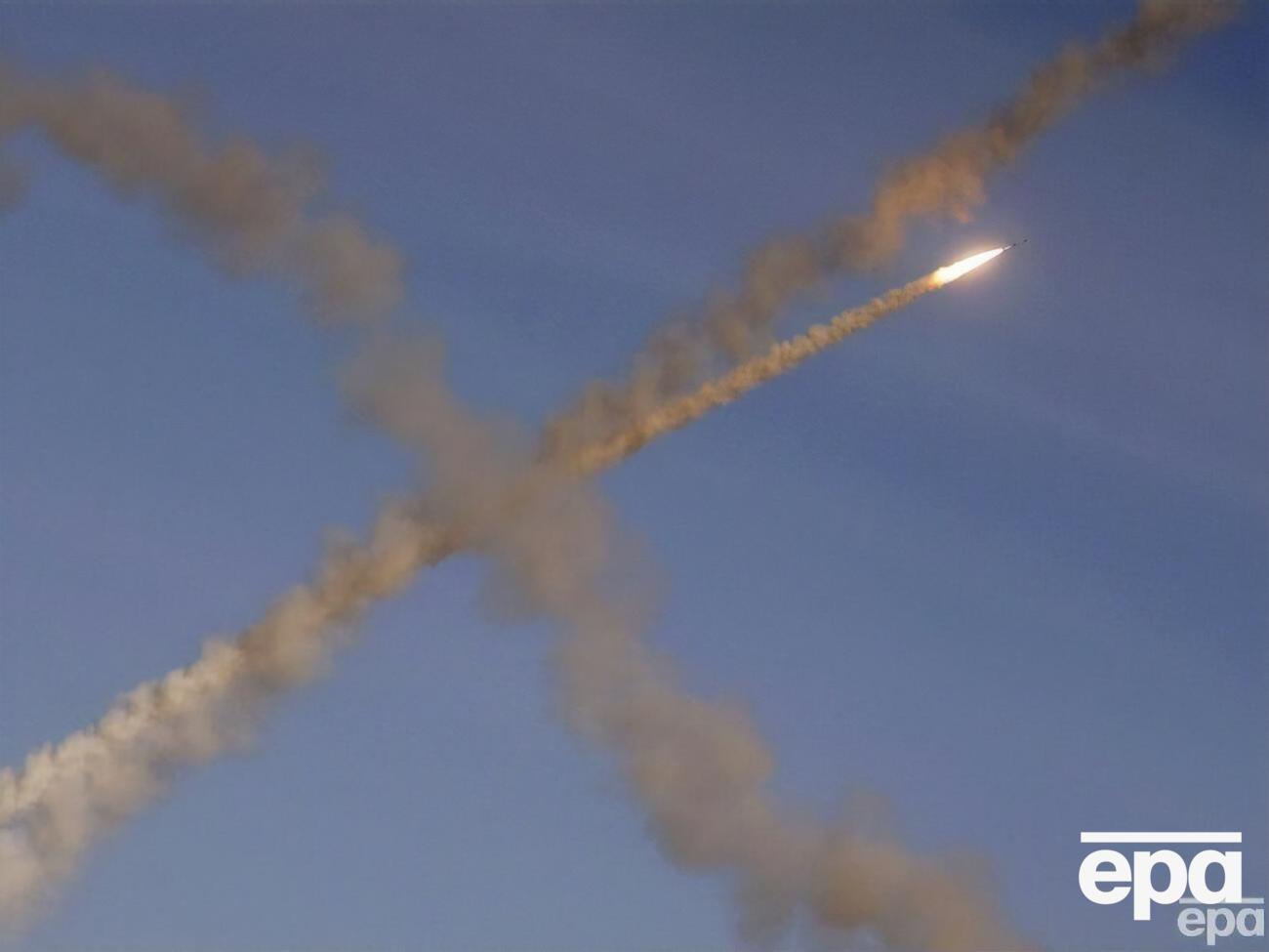 По информации Арестовича, ожидается запуск более 100 ракет и несколько волн атаки