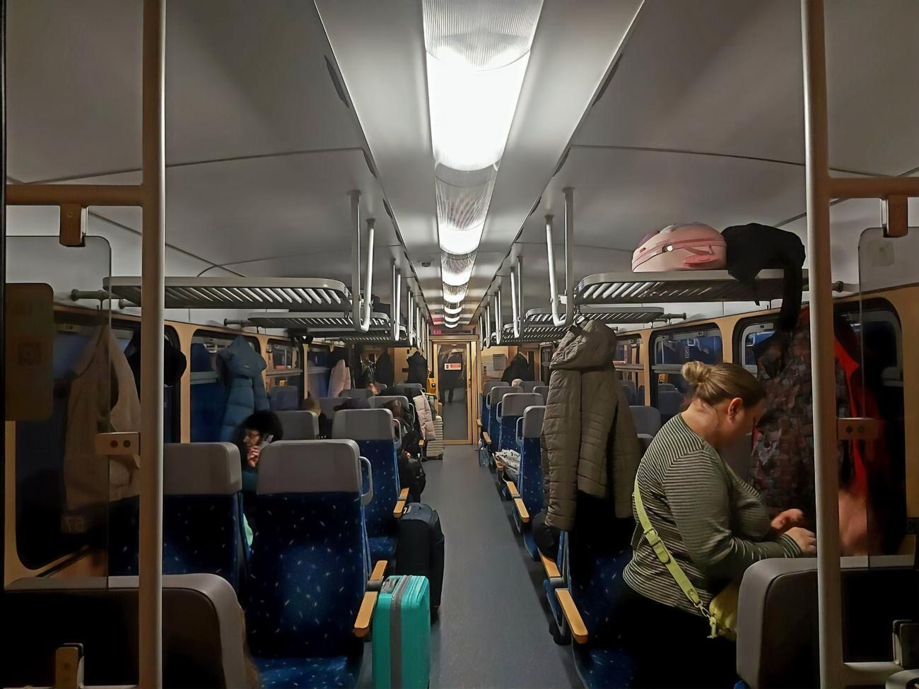 Кілька потягів в Україні спізнюються через перебої з електрикою під час ракетної атаки