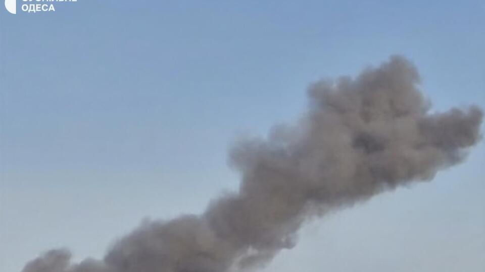 Деякі ракети влучили по інфраструктурі, уламки однієї зі збитих ракет пошкодили житловий будинок