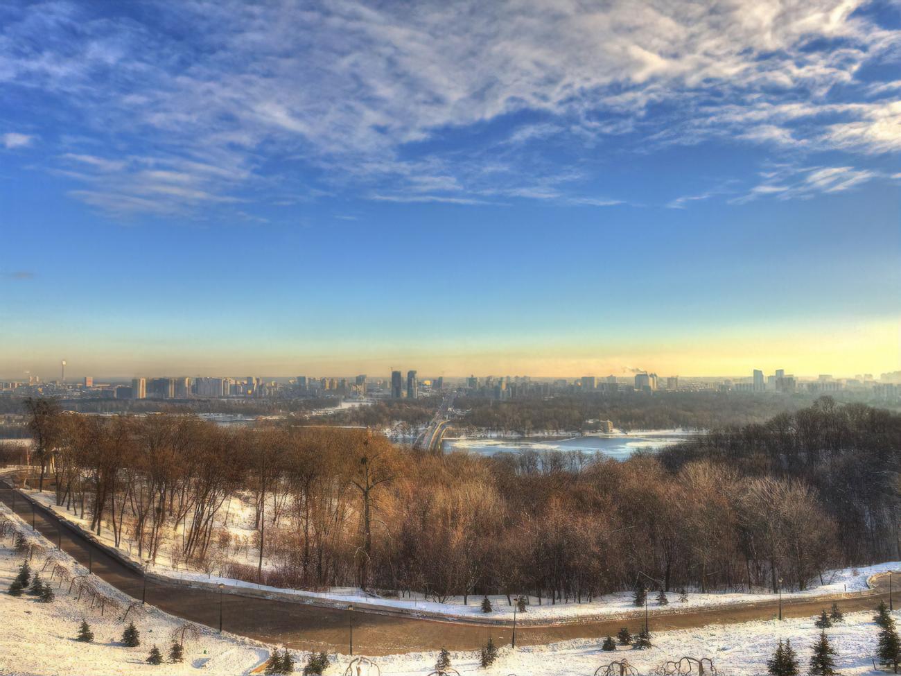 Энергетики в Киеве работают над восстановлением электроснабжения