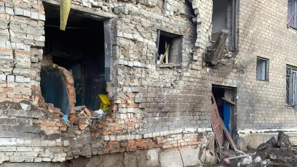 В момент удара в здании было 42 человека