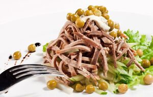 Для салата подойдет свиной или говяжий язык