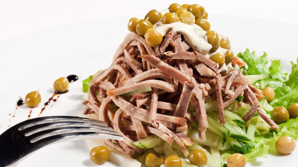 Для салата подойдет свиной или говяжий язык