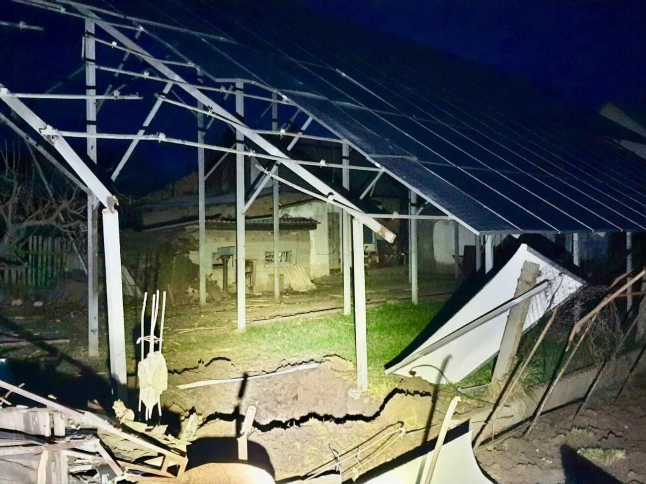 В результате обстрела разбиты солнечные панели в Никополе