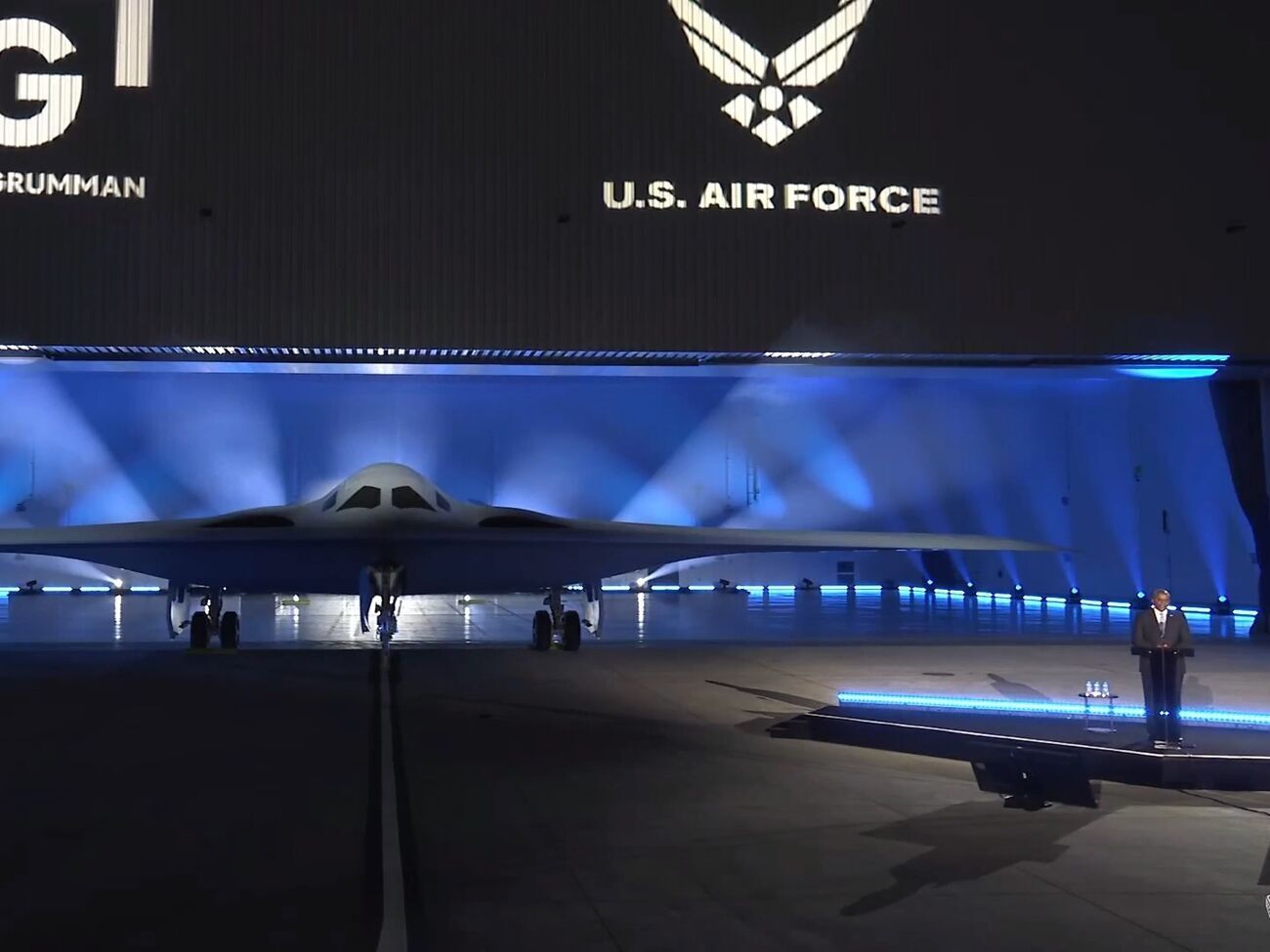 Как отметил глава Пентагона (на фото справа), новый бомбардировщик "выглядит внушительно"