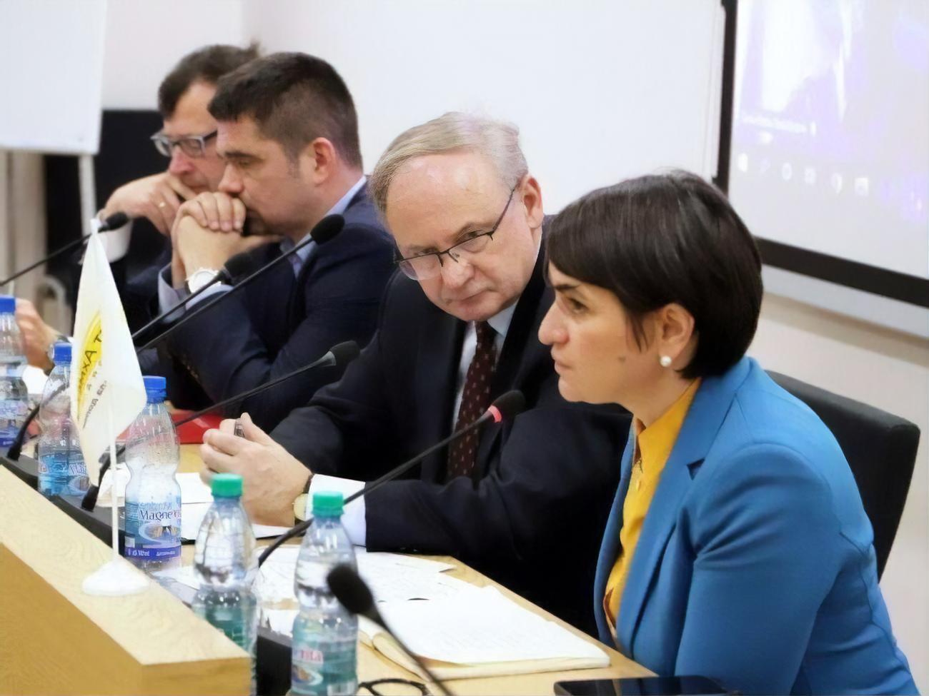 В ходе дискуссии участники обсудили, как понимать вопросы похищенной истории, как формируется историческая память и как донести память и историю молодому поколению