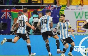 Месси (номер 10) забил третий мяч на турнире