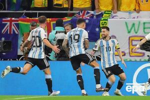 Месси (номер 10) забил третий мяч на турнире