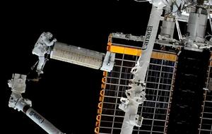 Астронавти займаються обладнанням, яке підвищить доступний вольтаж на МКС