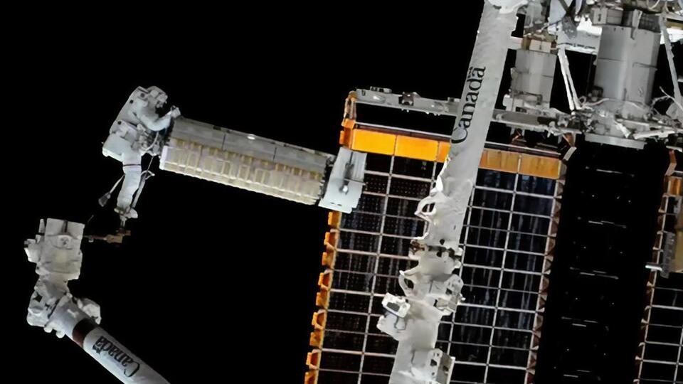 Астронавты занимаются оборудованием, которое повысит доступный вольтаж на МКС