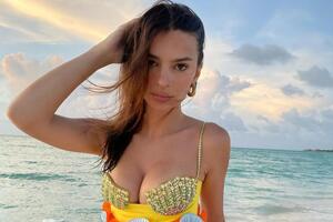 Ратаковски родилась в 1991 году в Великобритании