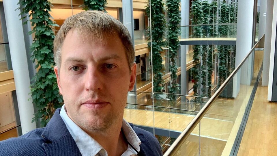 Осєчкін із 2015 року живе у Франції