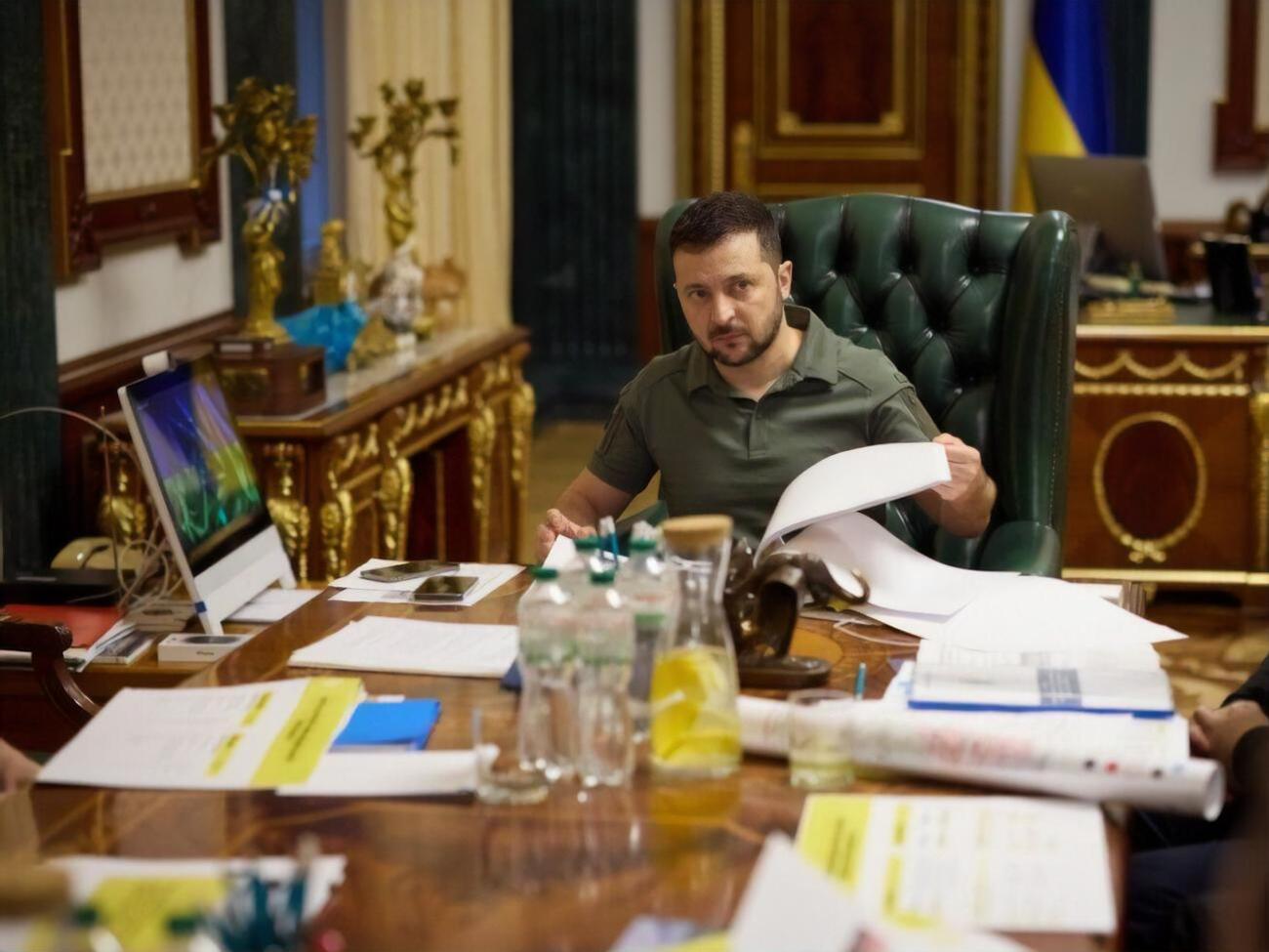Зеленський обговорив із військовим командуванням ситуацію на фронті