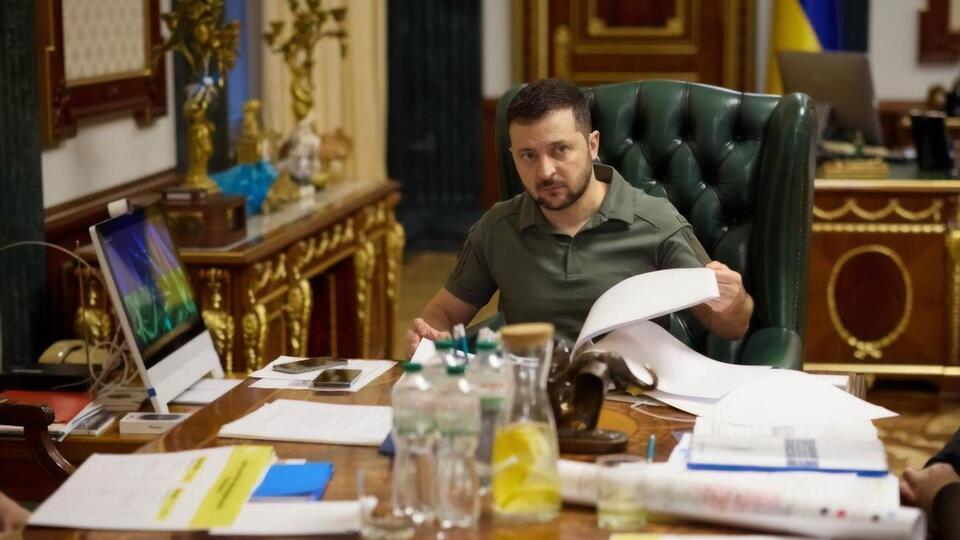 Зеленський обговорив із військовим командуванням ситуацію на фронті