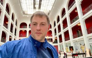 Осечкин: Я сейчас живу в зоне риска во Франции, под государственной защитой. Возбуждено уголовное дело по покушению на меня... Предпринимаются достаточно серьезные меры по защите, но я не знаю, буду ли жив через полгода