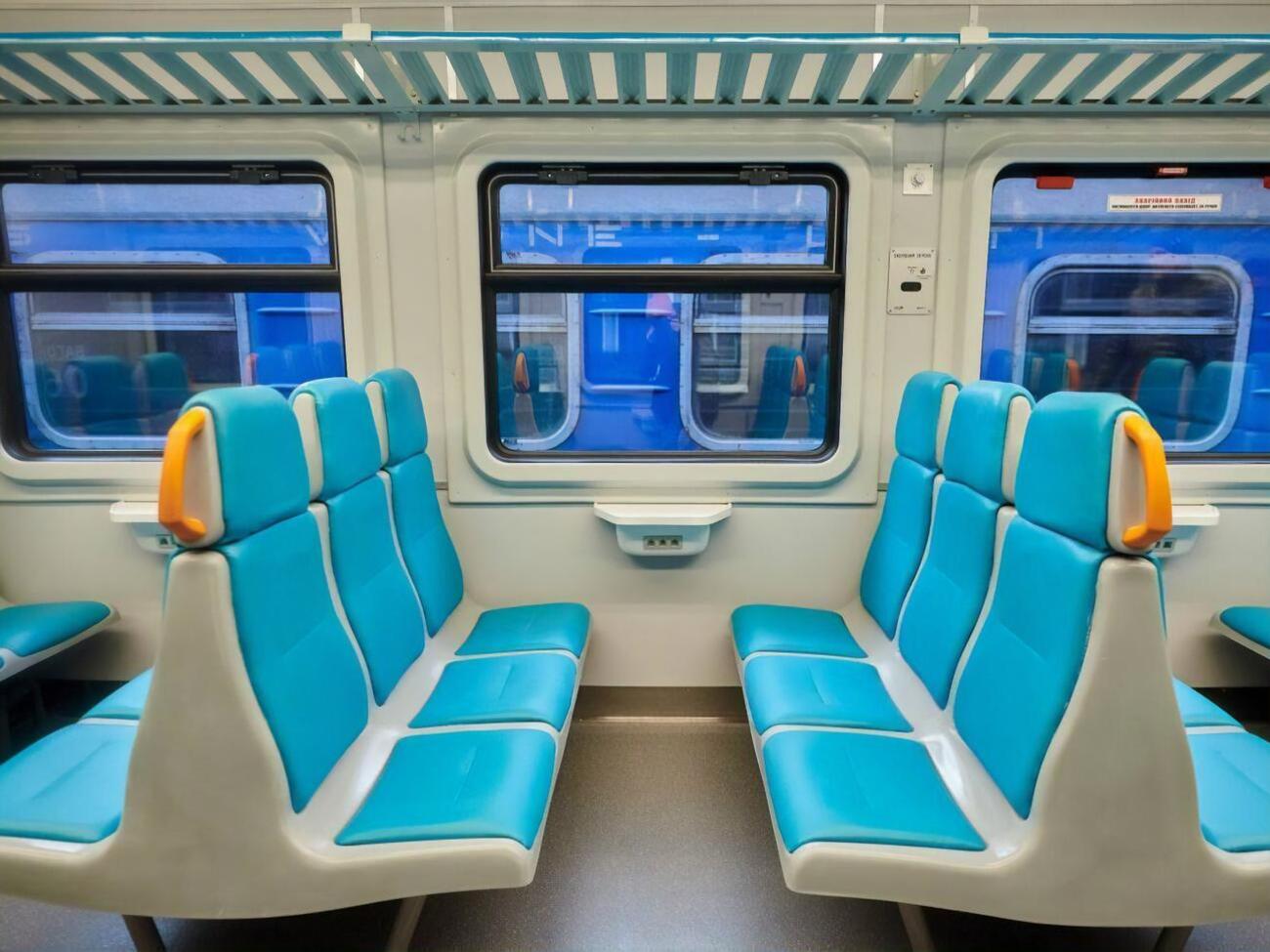 Железнодорожники показали обновленную электричку