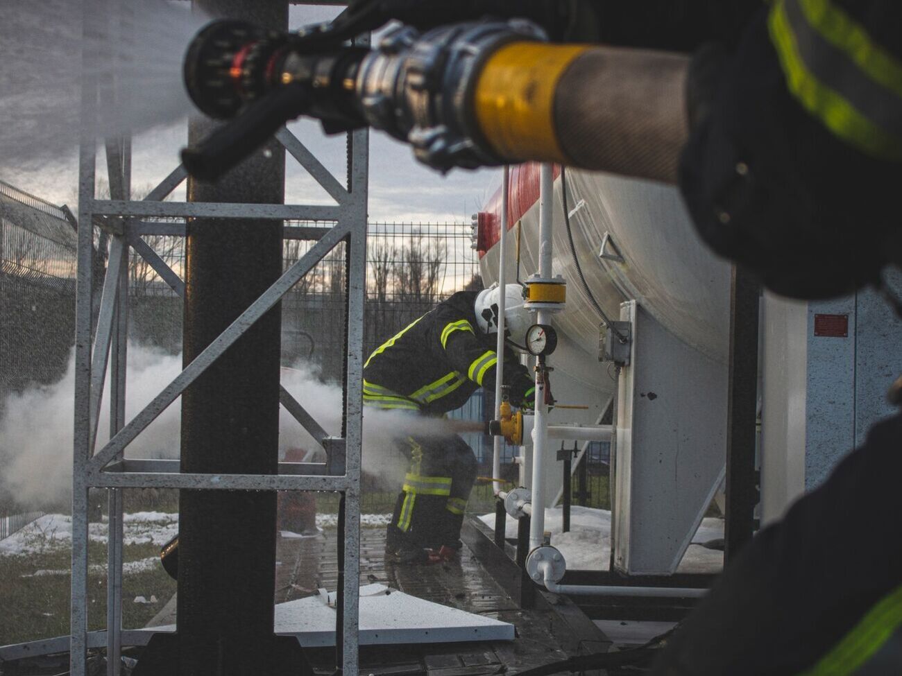 Рятувальники ліквідують наслідки ракетної атаки РФ