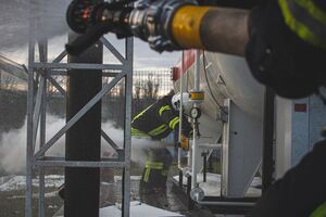 Спасатели ликвидируют последствия ракетной атаки РФ